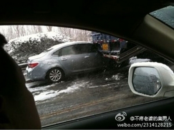 В КНР столкнулись сотни машин