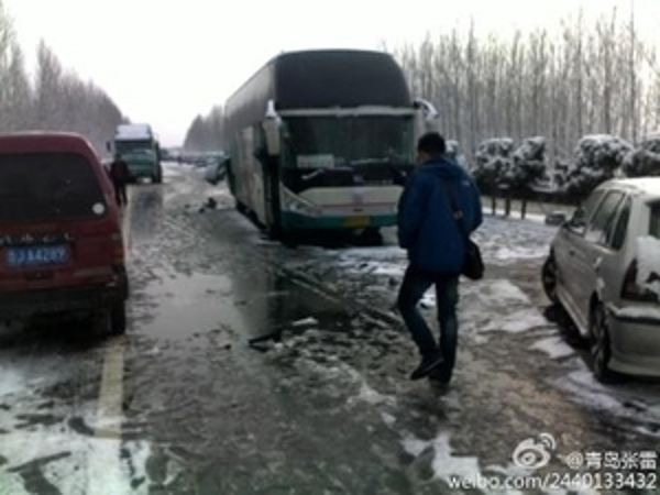 В КНР столкнулись сотни машин