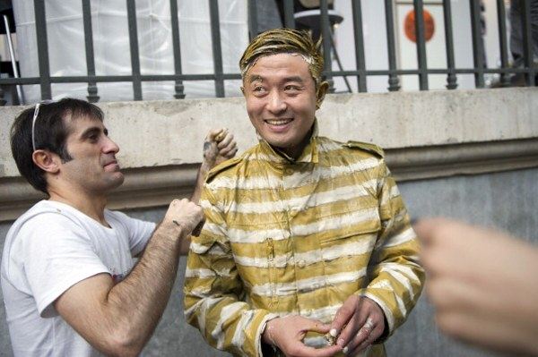 Китайский художник-невидимка в Париже. Фото: Бэртранд Ланглуа / AFP / Getty Images