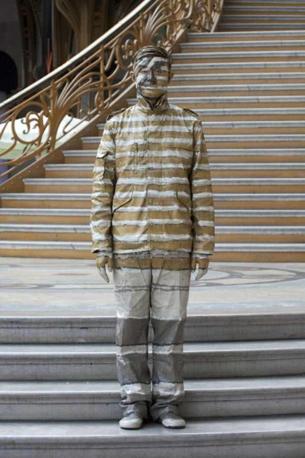 Китайский художник-невидимка в Париже. Фото: Бэртранд Ланглуа / AFP / Getty Images