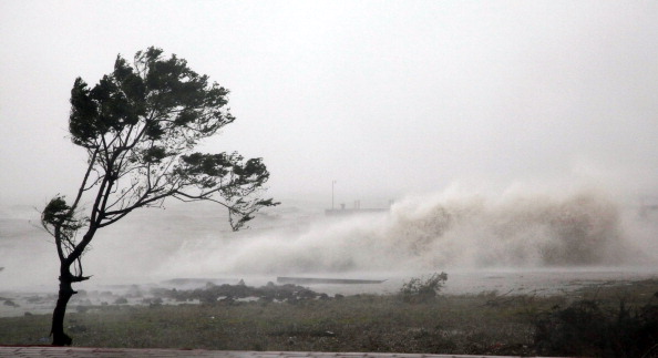 Тайфун Nesat бушует на Хайнане