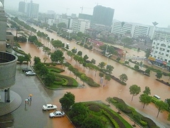Многие китайцы считают, что плотина «Три ущелья» на реке Янцзы отрицательно влияет на окружающую среду и атмосферный фон. Фото: epochtimes.com