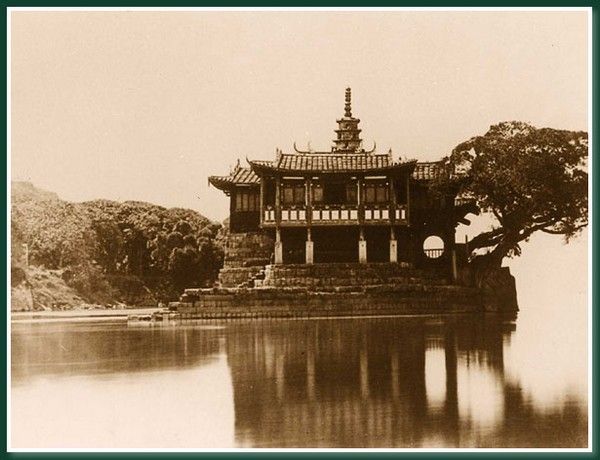 Храм «Золотая гора».Город Фучжоу. 1860 год. Фото: Теодор Джонс