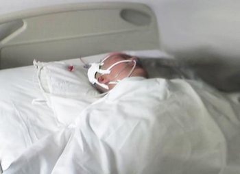 Чжан Ляньин в больнице без сознания после жестоких пыток. 2007 год. Фото с minghui.org