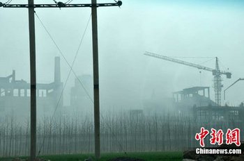 Ядовитые выбросы из завода Jiaozuo Dongfang Gold and Lead Group Co.Ltd. Провинция Хэнань. Фото: China News