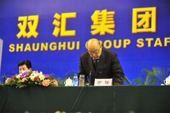 Генеральный директор корпорации «Шуанхуэй» Ван Лун приносит извинения за некачественное мясо. Фото с epochtimes.com