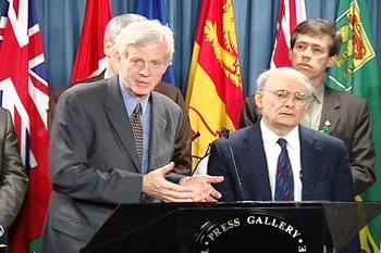 Дэвид Мэйтай и Дэвид Килгур на пресс-конференции, посвящённой их отчёту об извлечении органов в Китае. 2006 год. Фото: The Epoch Times