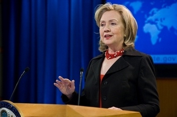 Госсекретарь США Хилари Клинтон представляет ежегодный доклад по правам человека в мире за 2010 год. Фото: AFP PHOTO/Nicholas KAMM