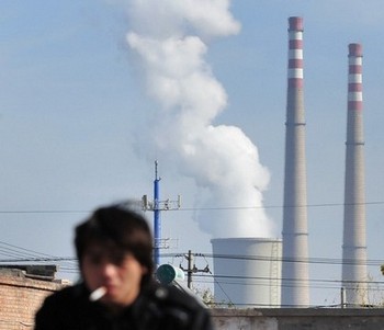 Курение и ухудшение экологии являются одними из основных причин заболевания раком лёгких в Китае. Фото: FREDERIC J. BROWN/AFP/Getty Images