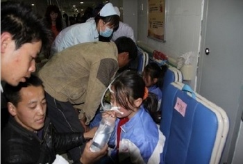 Более 270 детей доставлены в больницу с пищевым отравлением. Провинция Шэньси. Апрель 2011 год. Фото с epochtimes.com