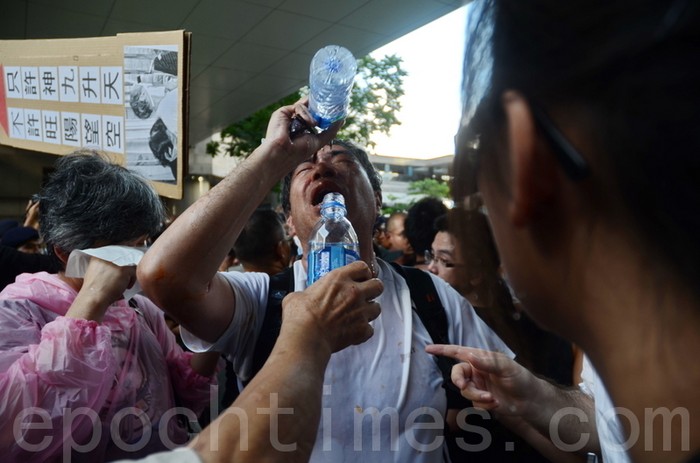 Демонстранты, пострадавшие от перцовой воды, которой полицейские брызгали им в лицо. Гонконг. Июнь 2012 год. Фото: The Epoch Times