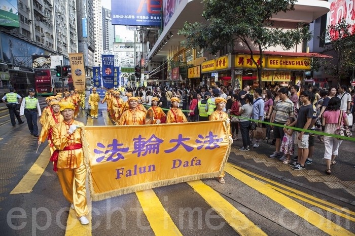 Шествие сторонников Фалуньгун во время визита Ху Цзиньтао. Гонконг. Июнь 2012 год. Фото: The Epoch Times