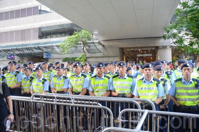 Кордон полиции возле входа в здание, где Ху Цзиньтао участвует в банкете. Гонконг. Июнь 2012 год. Фото: The Epoch Times