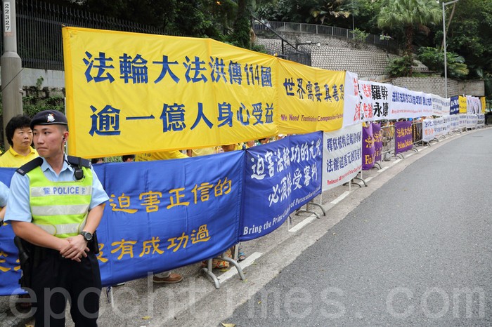 Сторонники Фалуньгун призывают китайского лидера прекратить репрессии своих единомышленников в КНР. Гонконг. Июнь 2012 год. Фото: The Epoch Times