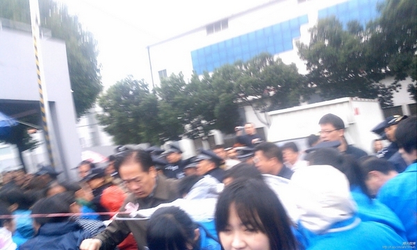 Полиция жёстко расправилась с бастующими рабочими в Шанхае