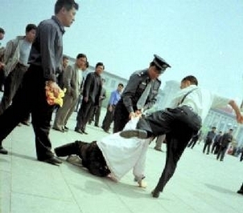 Китайские полицейские хватают последователя Фалуньгун. Фото: minghui.org