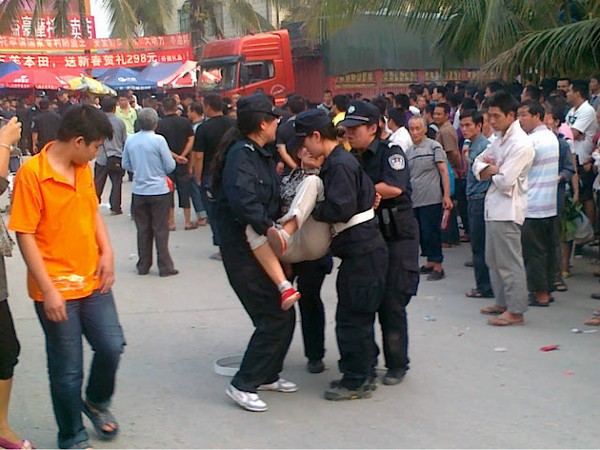 На юге Китая произошла стычка полицейских с крестьянами