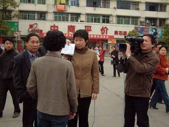Вот так китайские СМИ вынуждены брать так называемое «интервью на улице». Публиковать можно только «положительную информацию», которую требуют партийные цензоры, поэтому текст «правильного» мнения пишет на бумаге и «интервьюируемый» его просто зачитывает. Фото с secretchina.com