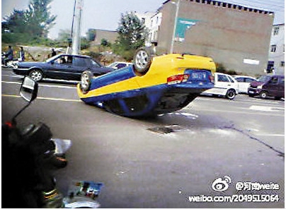 В ходе протеста таксисты разбили и перевернули несколько автомобилей нелегальных перевозчиков. Провинция Хэнань. Ноябрь 2011 год. Фото с epochtimes.com