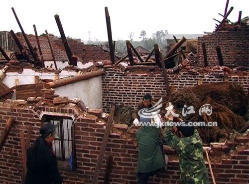 Ураган в юго-восточном Китае разрушил сотни домов, погибло два человека