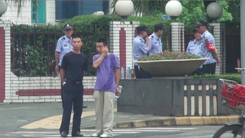 Возле здания суда в день судебного разбирательства по делу семерых последователей Фалуньгун. Фото: minghui.org