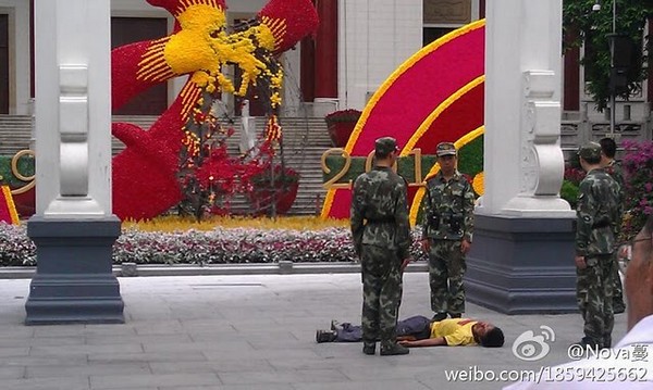 Мужчина поджёг монумент в честь дня основания КНР. Город Гуанчжоу провинции Гуандун. Фото с kanzhongguo.com