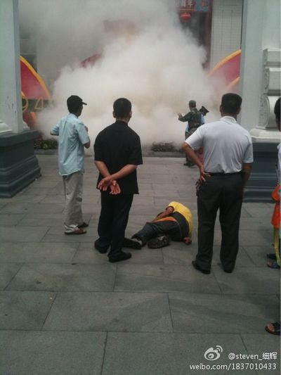 Мужчина поджёг монумент в честь дня основания КНР. Город Гуанчжоу провинции Гуандун. Фото с kanzhongguo.com