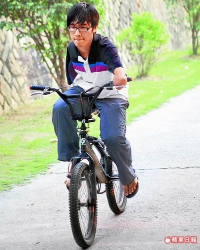 Фань Лин не отчаивается по поводу своей инвалидности и ведёт активный образ жизни. Октябрь 2011 год. Фото с news.21cn.com