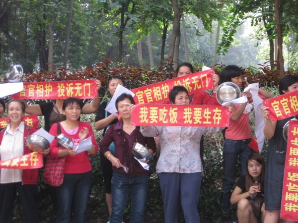 Протест крестьян против коррупции. Провинция Гуандун. Ноябрь 2011 год. Фото с epochtimes.com