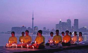 Акция памяти сторонников Фалуньгун по погибшим в Китае в результате репрессий со стороны компартии. Торонто, Канада. Фото с epochtimes.com