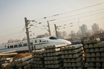 Непрерывно растут долги Министерства железных дорог КНР. Фото: Feng Li/Getty Images