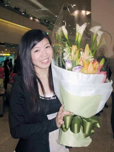 Поклонница Shen Yun встречает любимых артистов труппы в аэропорту. Тайвань. 5 марта 2012 год. Фото: The Epoch Times