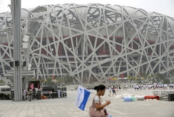 Олимпийский стадион «Птичье гнездо» по мнению Ай Вэйвэя был создан режимом компартии для прославления своих заслуг. Фото: LIU JIN / AFP