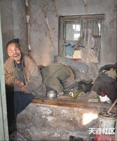 Дом престарелых в китайской деревне похож на свинарник