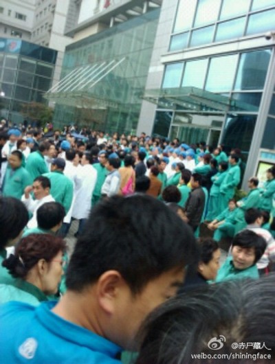 Медработники требуют повышения зарплаты. Шанхай. Ноябрь 2011 год. Фото с kanzhongguo.com