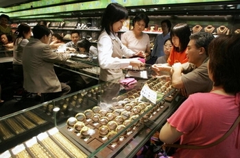 За границей китайцы покупают в четыре раза больше предметов роскоши, чем в Китае. Фото: STR/AFP/Getty Images