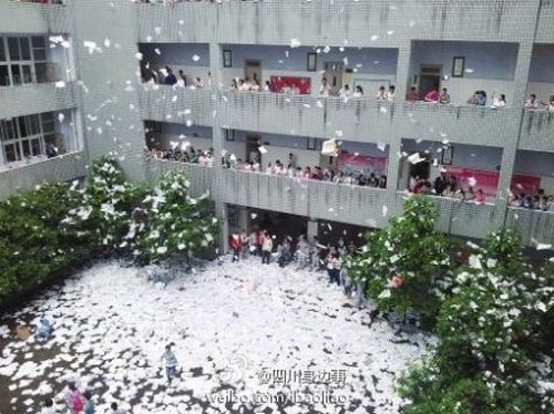 Китайские выпускники школ радостно рвут и выбрасывают учебники и тетради, прощаясь со школой. Июнь 2012 год. Фото с epochtimes.com