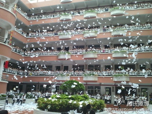 Китайские выпускники школ радостно рвут и выбрасывают учебники и тетради, прощаясь со школой. Июнь 2012 год. Фото с epochtimes.com