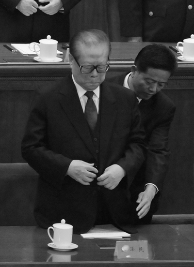 Цзян Цзэминь дремлет на собрании, посвящённом столетию Синьхайской революции 1911 года. 9 октября 2011 год. Фото: MINORU IWASAKI / AFP ImageForum