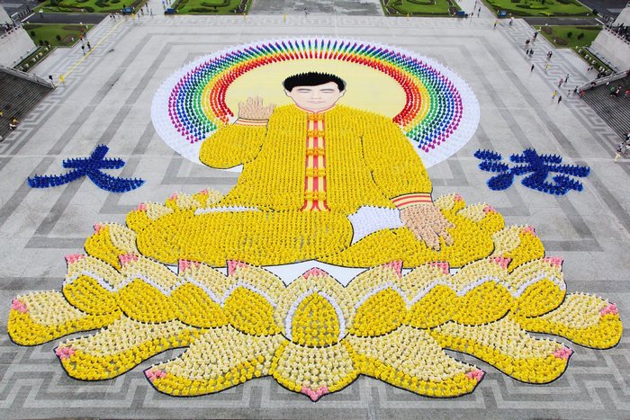 Картина изображающая основателя Фалуньгун господина Ли Хунчжи составлена из более 7 тысяч последователей Фалуньгун. Тайбэй, Тайвань. Май 2012 год. Фото: The Epoch Times