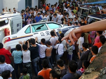 Протесты в уезде Вэнань провинции Гуйчжоу. Июнь 2008 год. Фото: NTD