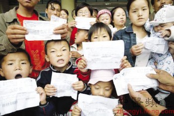Дети держат результаты обследования, подтверждающие отравление свинцом. Провинция Шаньси. Фото с zhongyi.sina.com