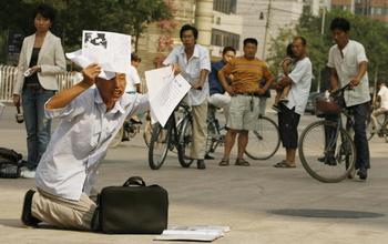 Доведенных до отчаяния социальной несправедливостью, китайские власти принимают за душевнобольных. Фото: PETER PARKS/AFP/Getty Images