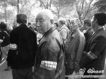 Несколько сот пенсионеров провели шествие в поддержку проходящей в США акции «Захвати Уолл-стрит». Город Чжэнчжоу провинции Хэнань. Октябрь 2011 год. Фото с epochtimes.com