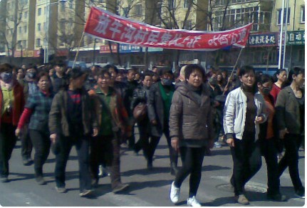 Китай. Полиция разогнала крестьян, требующих вернуть им землю