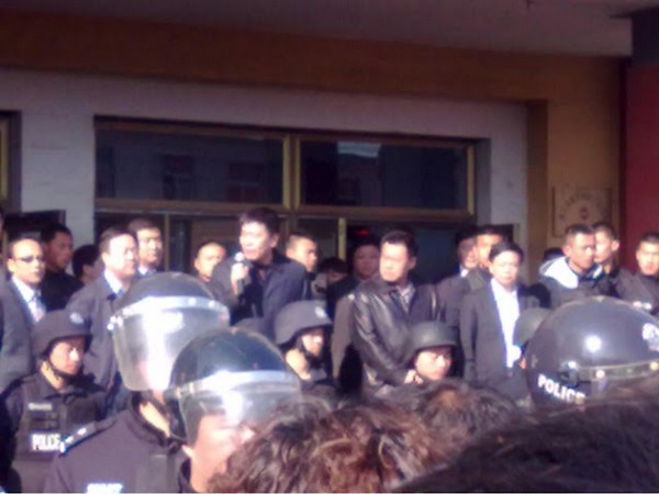 На северо-востоке Китая крестьяне начали громить здание администрации