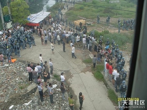 Почти тысячу полицейских мобилизовали в Китае для сноса крестьянской усадьбы