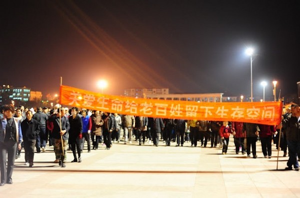 Тысячи жителей китайского Тяньцзиня протестуют против загрязнения окружающей среды