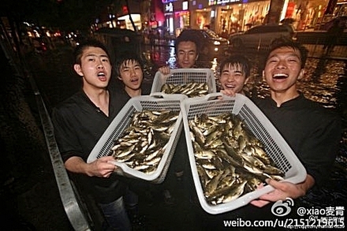 Жители затопленных наводнением районов наловили поддонами много рыбы. Юг Китая. Май 2012 год. Фото с epochtimes.com