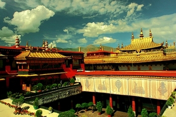 В Тибете власти Китая преследуют не только буддистов, но и христиан